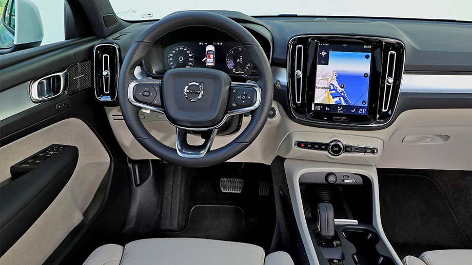 Volvo V40: салон