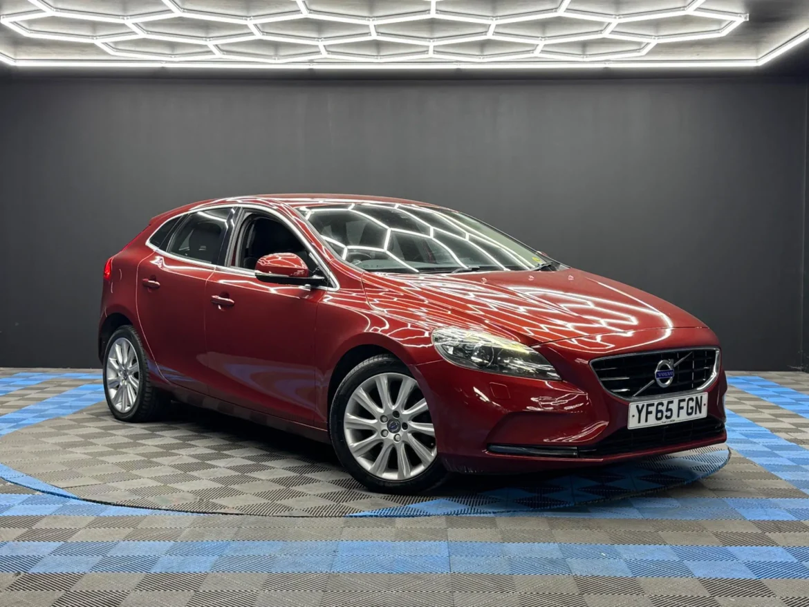 Volvo V40 — компактний універсал з характером