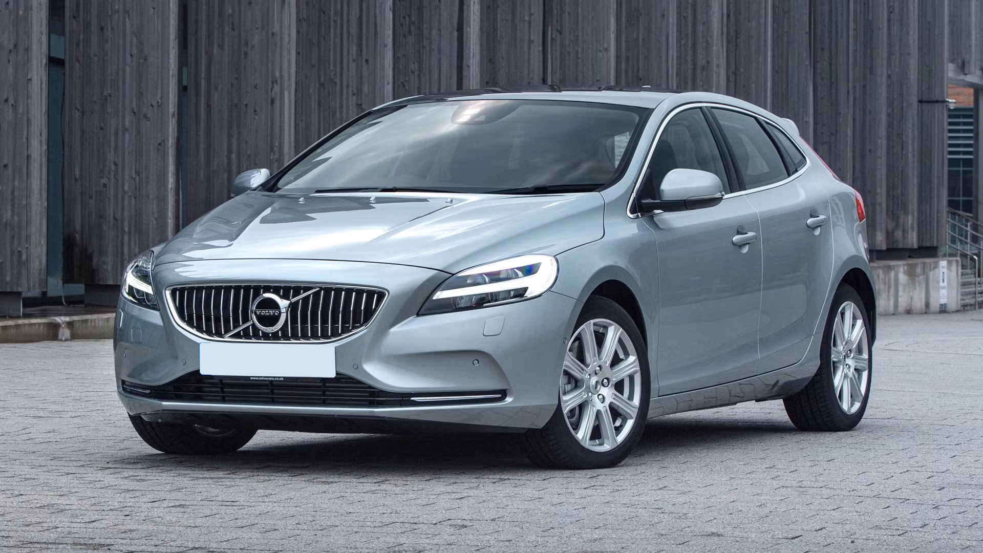 Універсал чи хетчбек — що ховається за формою Volvo V40 Cross Country