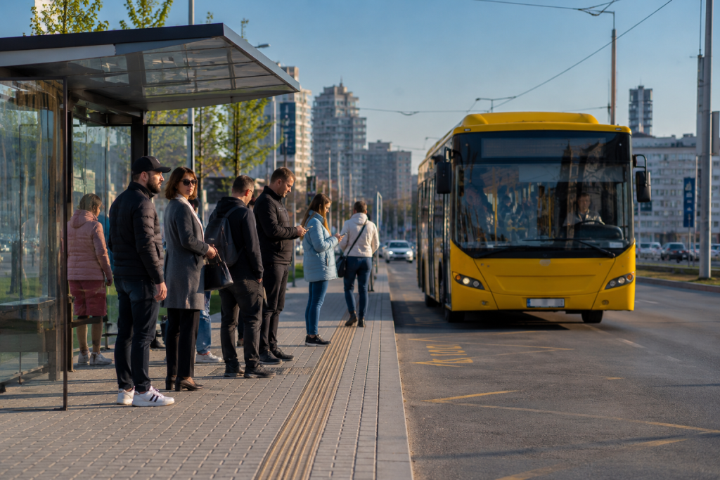 Зупинки автобуса 47 Київ – пасажири очікують автобус на сучасній міській зупинці