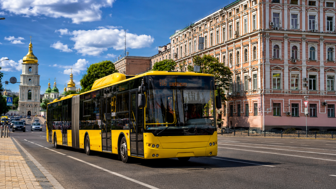 Автобус 47 Київ – сучасний міський автобус рухається вулицями столиці