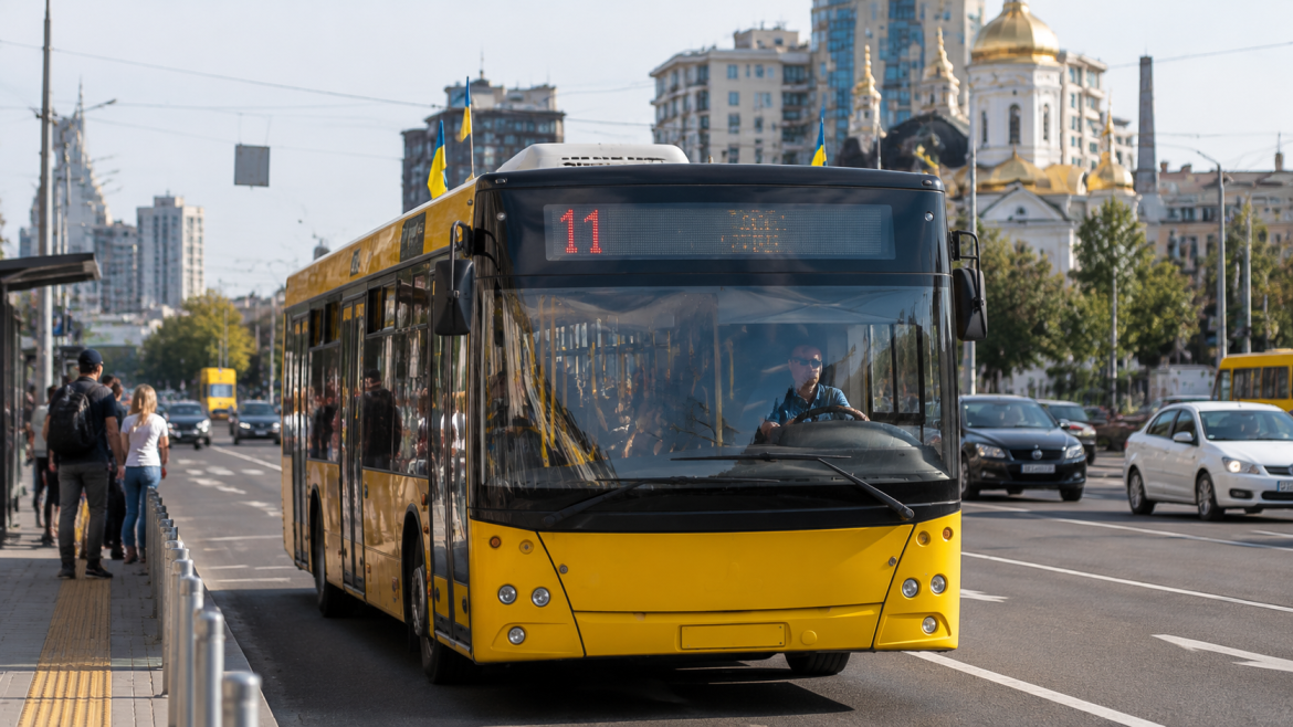 Автобус 11 Київ на зупинці громадського транспорту