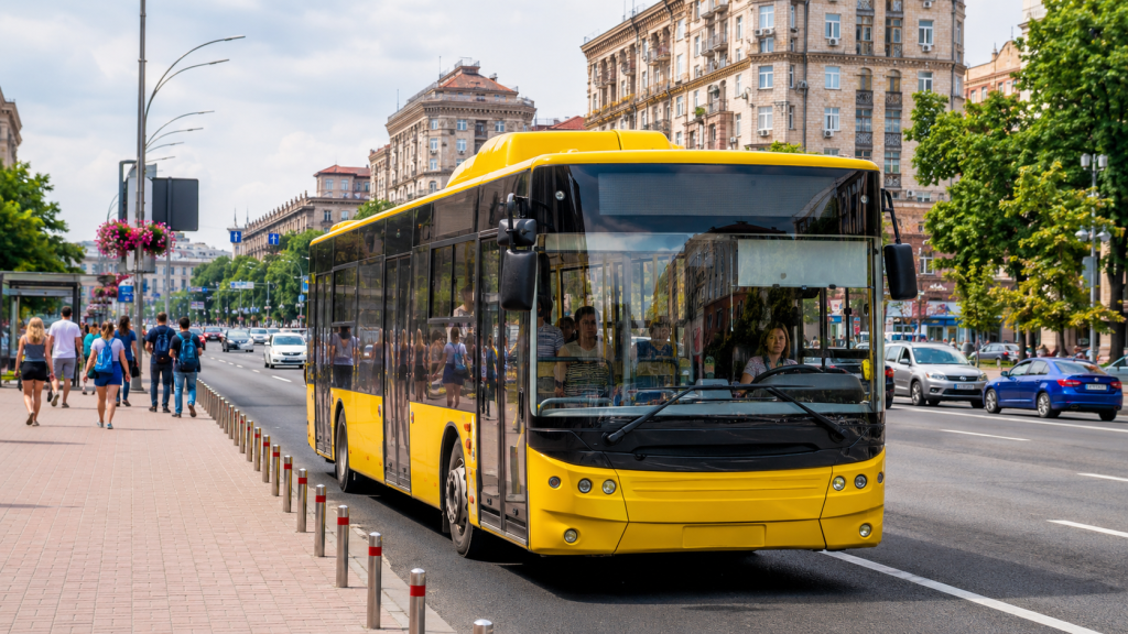 Зупинки автобусного маршруту 60 в різних районах Києва